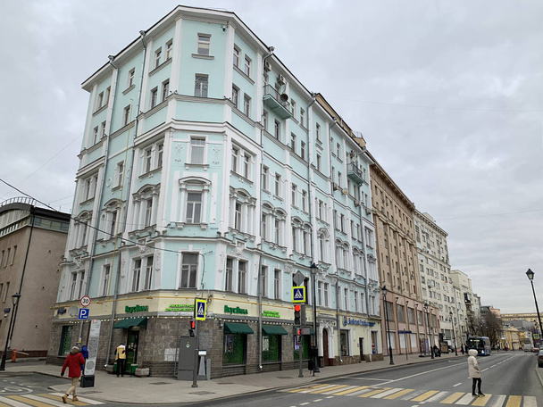 Moscow, Russia, December, 21, 2019. Apartment house (1903, architect Flegont Voskresensky), in 1954, built on two floors. Moscow, street Pokrovka, 35/17 house - Foto, Imagem