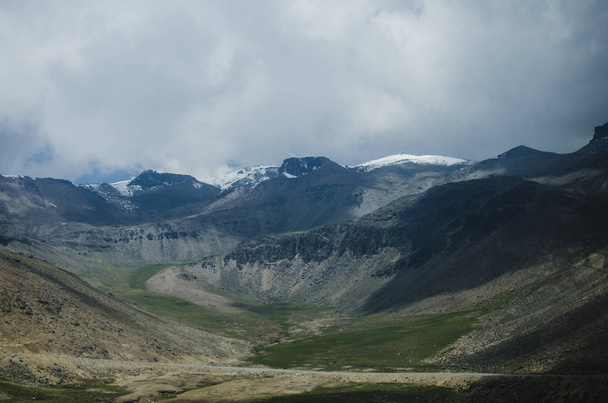 paisaje montañoso con nieve
 - Foto, Imagen