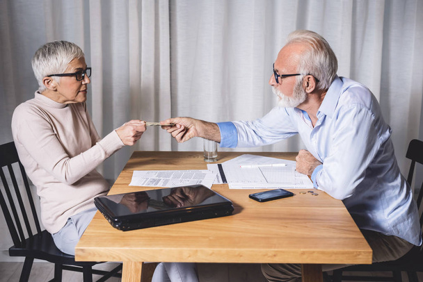 Oudere echtparen regelen de betaling van rekeningen. Begrip economisch en financieel probleem - Foto, afbeelding