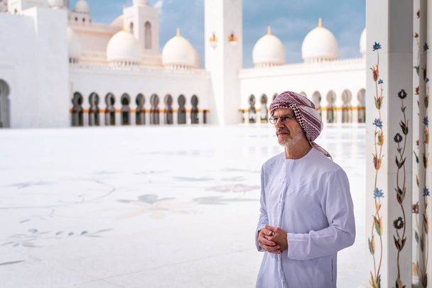 Arab odwiedza Wielki Meczet w Abu Dhabi - Zdjęcie, obraz