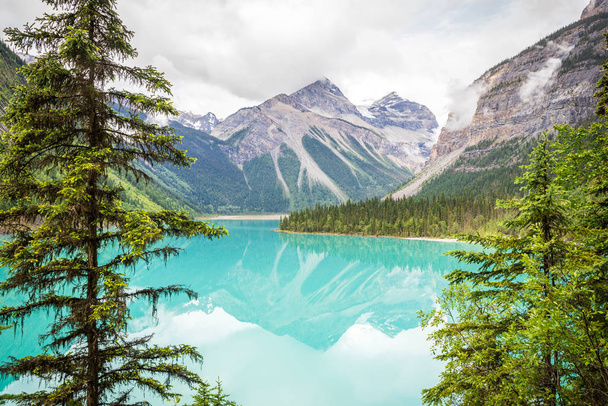 カナダのマウント・ロブソンにあるKinney Lake - 写真・画像