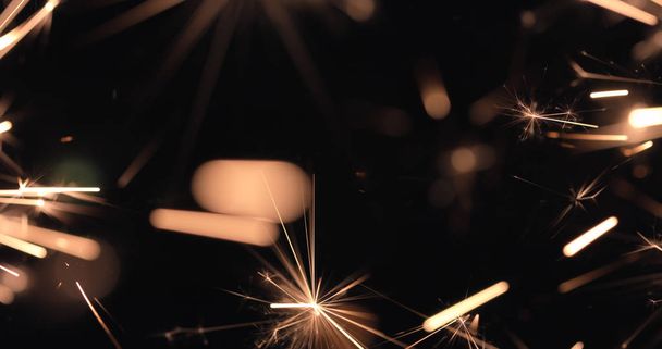 Πυροτέχνημα σπινθήρες καίει σε μαύρο - Φωτογραφία, εικόνα