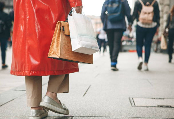 Een vrouw met een tas na het winkelen - Foto, afbeelding