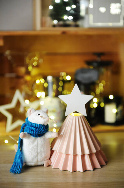 Neujahrsdekoration. Keramik-Weihnachtsbaum aus Origami-Kaffeetropfen. Rattenmaus im Schal. Lichtergirlanden - Foto, Bild