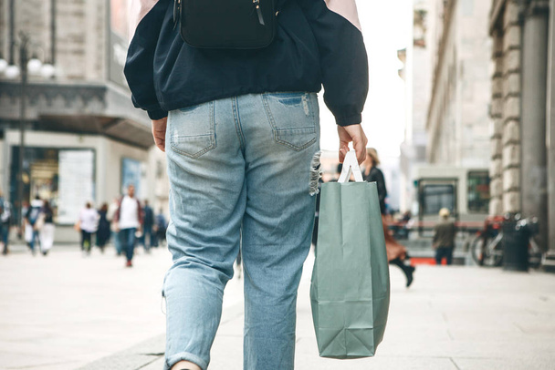 eine Frau mit einer Tasche nach dem Einkaufen - Foto, Bild