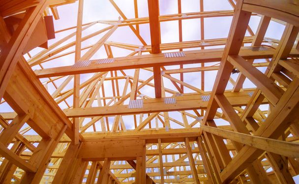 Vigas edificio de primer plano con bajo construcción casa de madera con marco de madera
 - Foto, Imagen