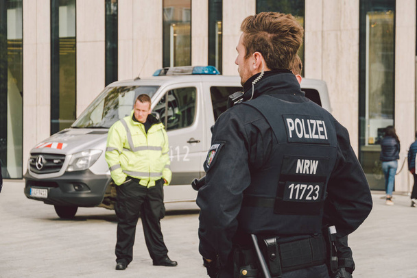 Német rendőr. Lázadó Rendőrség Németország. Rendőrség járőrözik Düsseldorfban 2018. október 27. A német rendőr, Polizei dolgozik. A bűnüldözés, a közvédelem és a közművek témája Európában - Fotó, kép