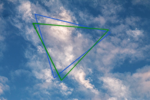 texturovaná oblačná modrá obloha s abstraktními zářícími tvary - Fotografie, Obrázek