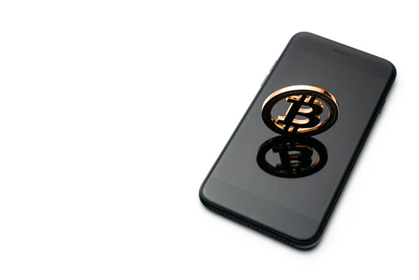ビットコイン。ゴールド暗号通貨、白い背景に隔離された黒いスマートフォン。Litecoin 、 Ethereum Cryptocash - 写真・画像