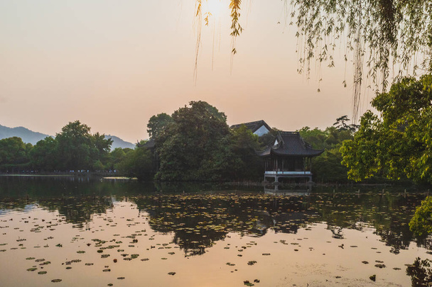 Traditional Chinese architecture by water at West Lake, Hangzhou - Fotoğraf, Görsel
