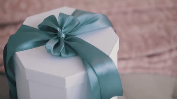 weißer Geschenkkarton mit blauer Schleife - Filmmaterial, Video