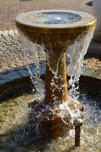   Fountain park moderni muoto suihkulähde esineitä
                              - Valokuva, kuva