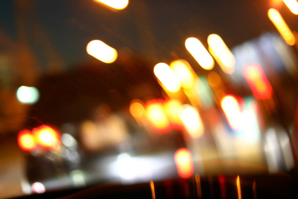 Antriebsunfall in der Nacht Straße, Bild verschwimmen Licht des Autos drehen Bewegungshintergrund - Foto, Bild