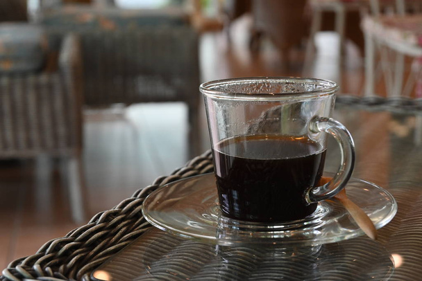 hete zwarte koffie drinken in cafe - Foto, afbeelding