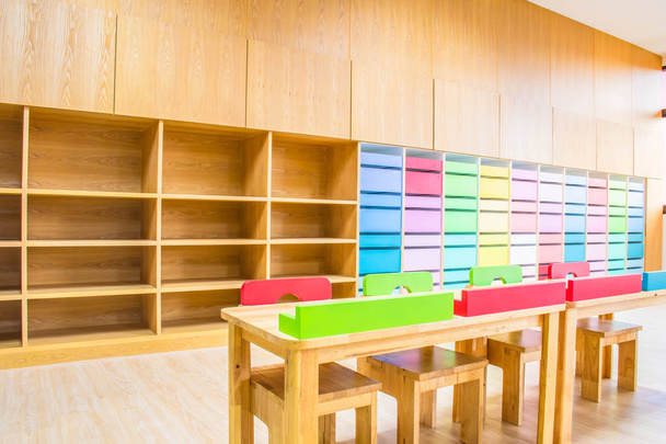 Intérieur de la classe maternelle se composent de bureaux et de chaises
. - Photo, image