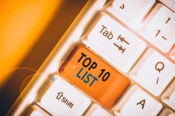 konzeptionelle Handschrift mit Top-10-Liste. Business-Fototext die zehn wichtigsten oder erfolgreichsten Elemente in einer bestimmten Liste weiße PC-Tastatur mit Notizpapier über weißem Hintergrund. - Foto, Bild