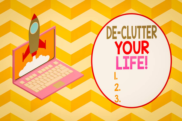 De Clutter Your Lifeを示す概念的な手書き文字。雑然としない場所や混雑した場所から不要なアイテムを削除するビジネス写真ロケット発射雲ノートパソコンスタートアッププロジェクト｜ソ成長. - 写真・画像