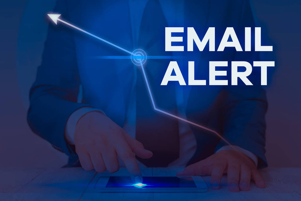 Szövegírási üzenet E-mail Alert. Üzleti koncepció az e-mailek automatikusan generált és elküldött kijelölt címzettek. - Fotó, kép