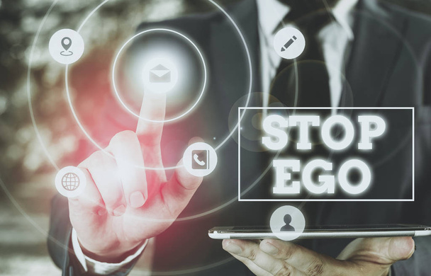 Εννοιολογική γραφή χεριών που δείχνει το Stop Ego. Business photo text Ελέγξτε την εμμονή σας για μια απόφαση ή ένα γεγονός ή οτιδήποτε άλλο. - Φωτογραφία, εικόνα
