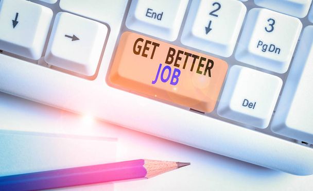 Текст для написания слов "Get Better Job". Бизнес-концепция для ищущих высокооплачиваемую работу: бесплатная работа Белая компьютерная клавиатура с пустой бумагой над белым фоном
. - Фото, изображение