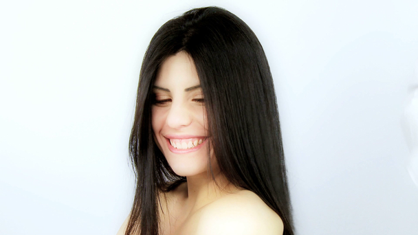 Femme tandis que le coiffeur brosse et repasse de longs cheveux noirs soyeux
 - Séquence, vidéo
