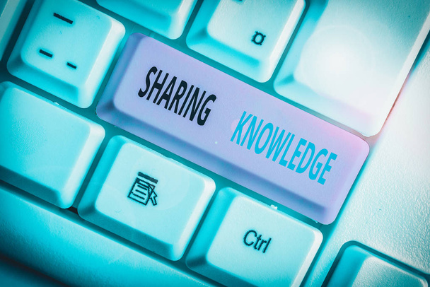 Εγγραφή σημειώματος που δείχνει Κοινή Γνώση. Business photo showing knowledge ανταλλάσσεται μεταξύ προβολής ή οργανισμών. - Φωτογραφία, εικόνα