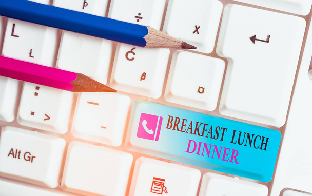 Szövegíró szöveg Reggeli Ebéd Vacsora. Üzleti koncepció az étkezés különböző napszakokban Fehér pc billentyűzet üres jegyzet papír felett fehér háttér kulcs másolási hely. - Fotó, kép