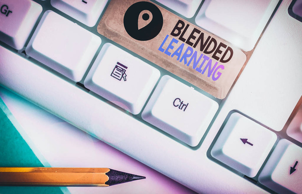 Znak tekstowy pokazujący Blended Learning. Fotografia konceptualna łączy tradycyjne lekcje klasowe z nauczaniem online. - Zdjęcie, obraz