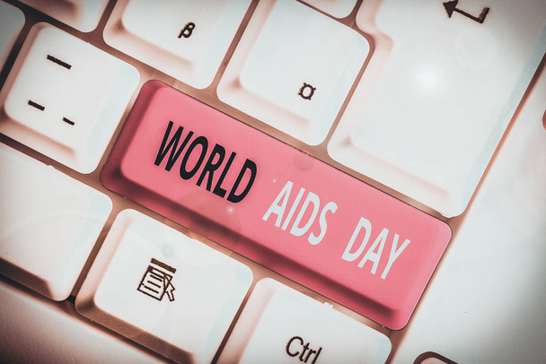 Kirjoitan lappua, jossa näkyy maailman aids-päivä. Business valokuva esittelee 1. joulukuuta omistettu tietoisuuden lisäämiseksi AIDS
. - Valokuva, kuva