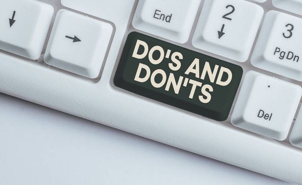 「 Do S 」と「 Don t 」を示す概念的な手書き文字。ビジネス写真いくつかの活動や行動に関する規則や習慣を紹介白い背景の上にノートPCのキーボード. - 写真・画像