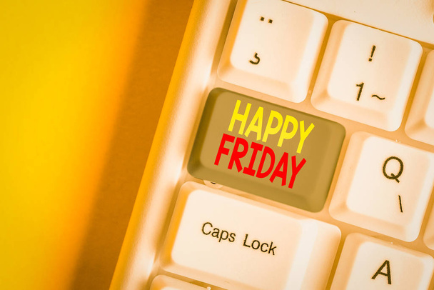 Wortschreibtext Happy Friday. Business-Foto mit Grußworten am Freitag, weil es das Ende der Arbeitswoche ist weiße PC-Tastatur mit leerem Notizpapier über weißem Hintergrund Schlüssel Kopierraum - Foto, Bild