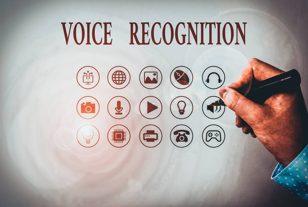 Sinal de texto mostrando reconhecimento de voz. Texto de foto de negócios o controle de um sistema de computador por uma voz ou vozes
 - Foto, Imagem