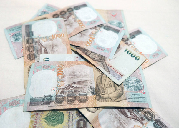 Antecedentes con billetes tailandeses de mil baht
 - Foto, Imagen