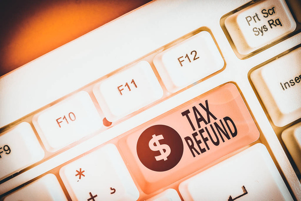 Az adó-visszatérítést mutató szövegjel. Üzleti fotó bemutató visszatérítést adó, ha az adókötelezettség kevesebb, mint a kifizetett adó - Fotó, kép