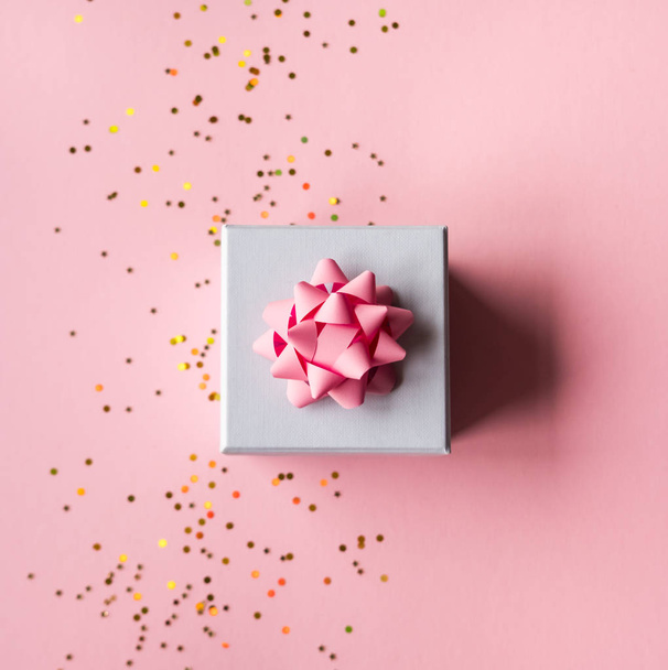 Gift box on pink background. - Zdjęcie, obraz
