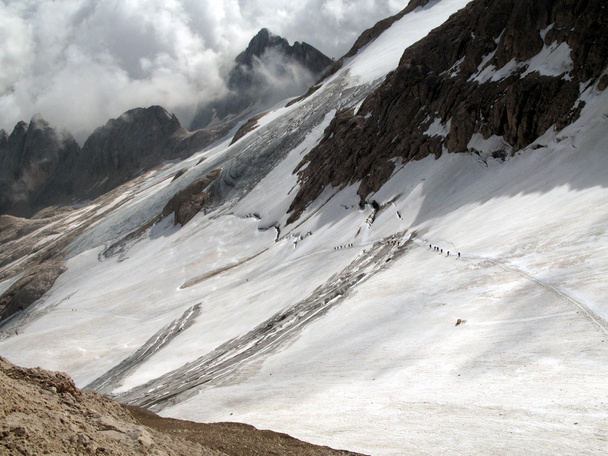 dağcılar buzulun üzerinde - Fotoğraf, Görsel