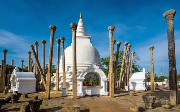 Thuparamaya dagoba (stupa), Anuradhapura, Sri Lanka. It is considered to be the first dagaba built in Sri Lanka following the introduction of Buddhism. - Fotoğraf, Görsel