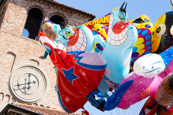 ήλιο φουσκωμένα χρωματιστά μπαλόνια που απεικονίζουν διάσημα κινούμενα σχέδια - Φωτογραφία, εικόνα