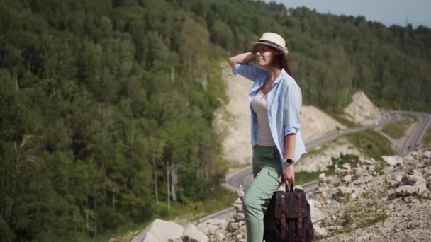 Портрет дівчини-мандрівника в горах. Молода жінка з рюкзаком насолоджується видом на гори
 - Кадри, відео