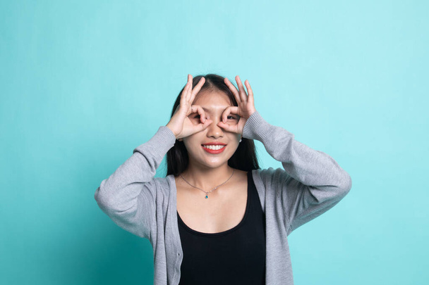 Asian woman do funny  double OK sign as glasses. - Foto, Imagen