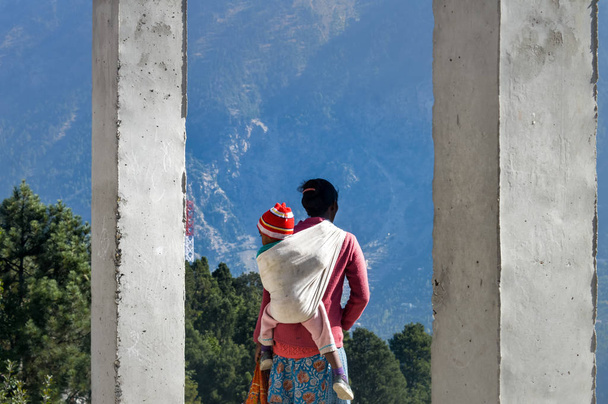 Reang Tribal femme indienne mère portant bébé sur le dos Envelopper son enfant dans un dos de cochon (un porte-enfant traditionnel) C'est un célèbre enfants culturels portant utilisé partout dans le monde. Mizoram Inde, Asie du Sud Pac
 - Photo, image