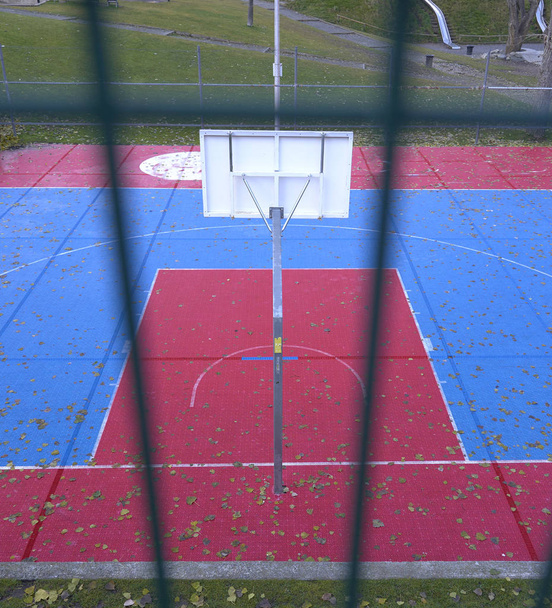Terrain de basket coloré dans la rue
 - Photo, image