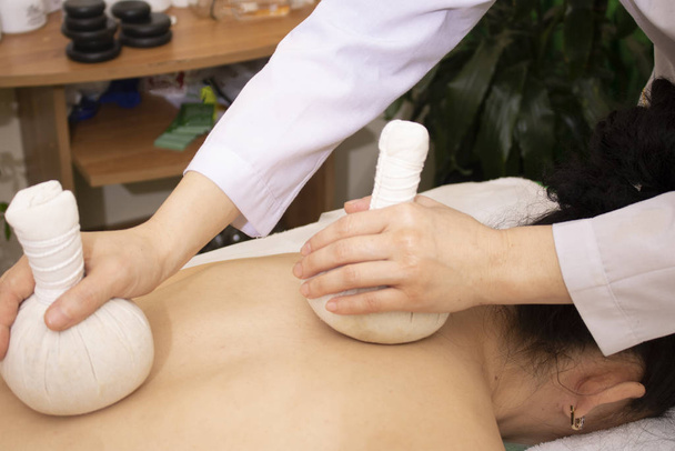 Massagem tailandesa. Massagem nas costas e ombros no spa, terapia asiática
 - Foto, Imagem