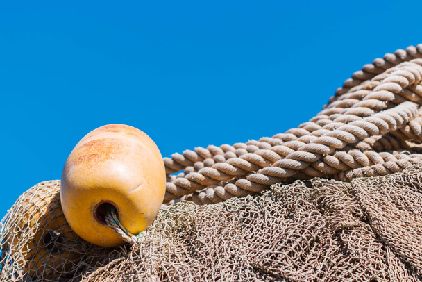 Visnetten met boei en touw. Mariene achtergrond. Nautische foto - Foto, afbeelding