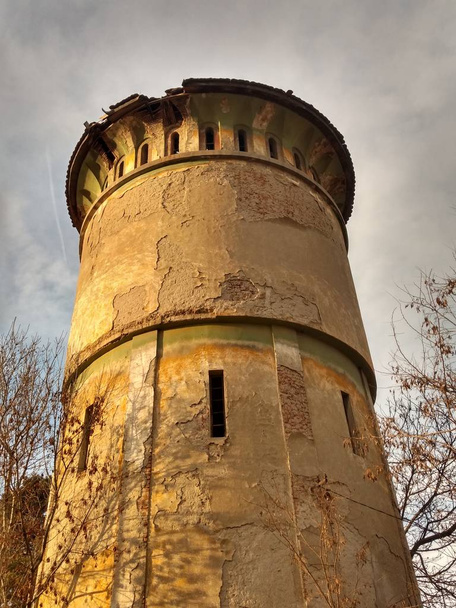 Старая железнодорожная водонапорная башня съедает зуб времени, Зитковац, Алексинац
 - Фото, изображение