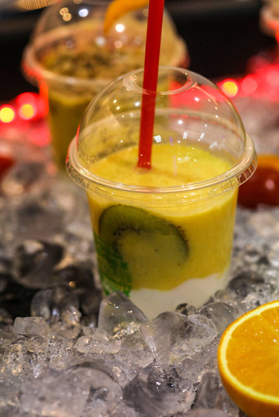 Cocktail colorido de frutas e legumes. Dieta saudável
 - Foto, Imagem