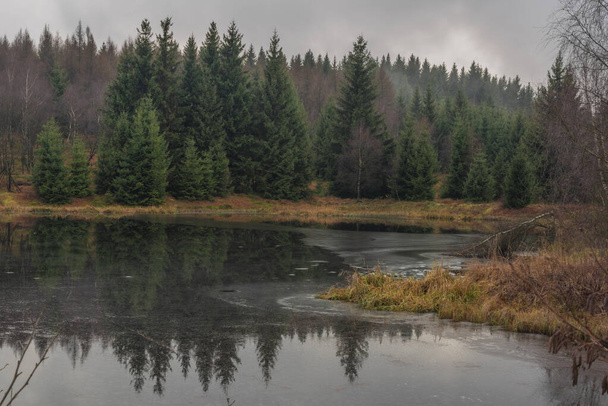 Rybníky v Krkonoších v zimním oblačném večeru - Fotografie, Obrázek