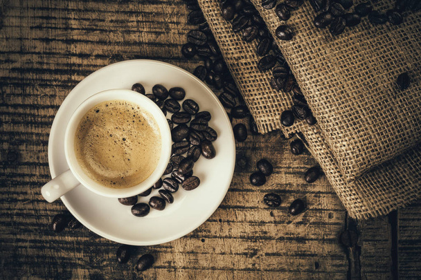 Kawa espresso na starym drewnianym stole - Zdjęcie, obraz