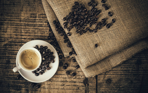 Espresso-Kaffee auf einem alten Holztisch - Foto, Bild
