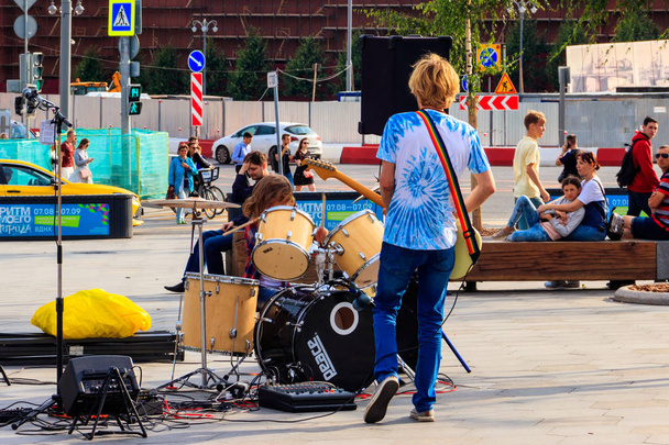 Straatmuzikanten spelen gitaar en drums in Zaryadye Park in Moskou, Rusland - Foto, afbeelding